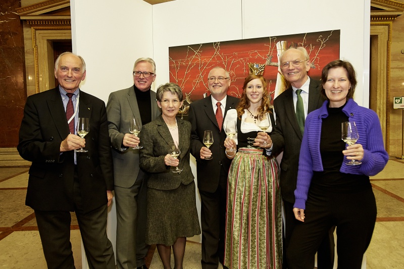 v.li.: Künstler Erich Giese, Direktor Landesmuseum Niederösterreich Carl Aigner, Nationalratspräsidentin Barbara Prammer, Präsident des niederösterreichischen Weinbauverbandes Franz Bankknecht, Weinprinzessin von Niederösterreich, Nationalratsabgeordneter und Weinbotschafter Niederösterreichs Günter Stummvoll (V) und die Künstlerin Magdalena Frey