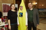 Nationalratsabgeordnete Judith Schwentner (G) und Nationalratsabgeordneter Wolfgang Pirklhuber (G) mit einer Fairtrade-Symbolfigur