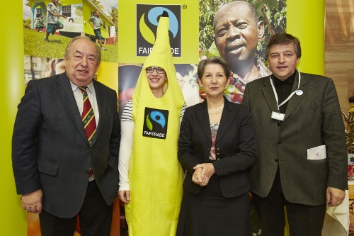 v.li.: Zweiter Nationalratspräsident Fritz Neugebauer (V), Fairtrade Symbolfigur, Nationalratspräsidentin Barbara Prammer (S) und Vorstandsvorsitzender von Fairtrade Österreich Helmut Schüller