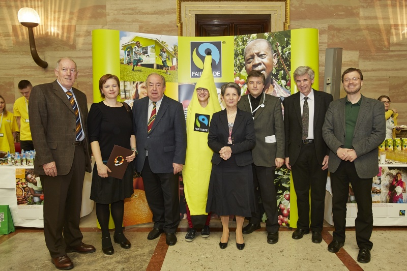 v.li.: Nationalratsabgeordneter Franz Riepl (S), Nationalratsabgeordnete Judith Schwentner (G), Zweiter Nationalratspräsident Fritz Neugebauer (V), Fairtrade-Symbolfigur, Nationalratspräsidentin Barbara Prammer (S), Vorstandsvorsitzender von Fairtrade Österreich Helmut Schüller, Nationalratsabgeordneter Franz Glaser (V) und Nationalratsabgeordneter Wolfgang Pirklhuber (G)