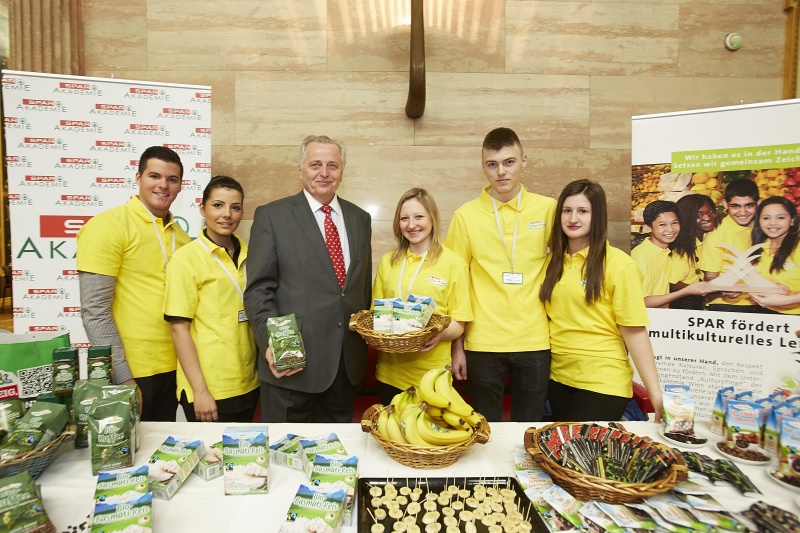 Sozialminister Rudolf Hundsdorfer (S)(3.v.li.)  mit Lehrlingen der Firma Spar