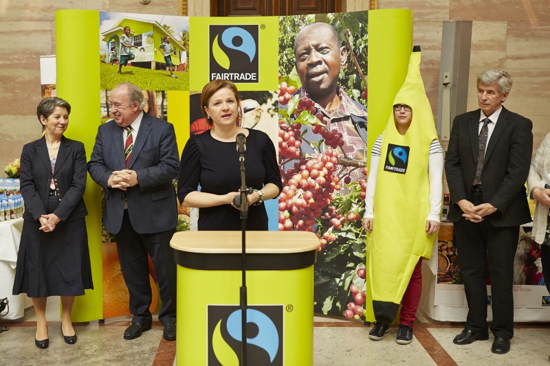 v.li.: Nationalratspräsidentin Barbara Prammer (S), Zweiter Nationalratspräsidentin Fritz Neugebauer (V), Nationalratsabgeordnete Judith Schwentner (G) am Rednerpult, Fairtrade-Symbolfigur und Nationalratsabgeordneter Franz Glaser (V)