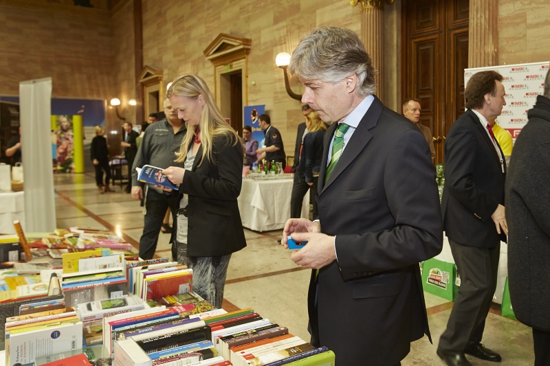 Parlamentsdirektor Harald Dossi am Fraitrade-Büchertisch
