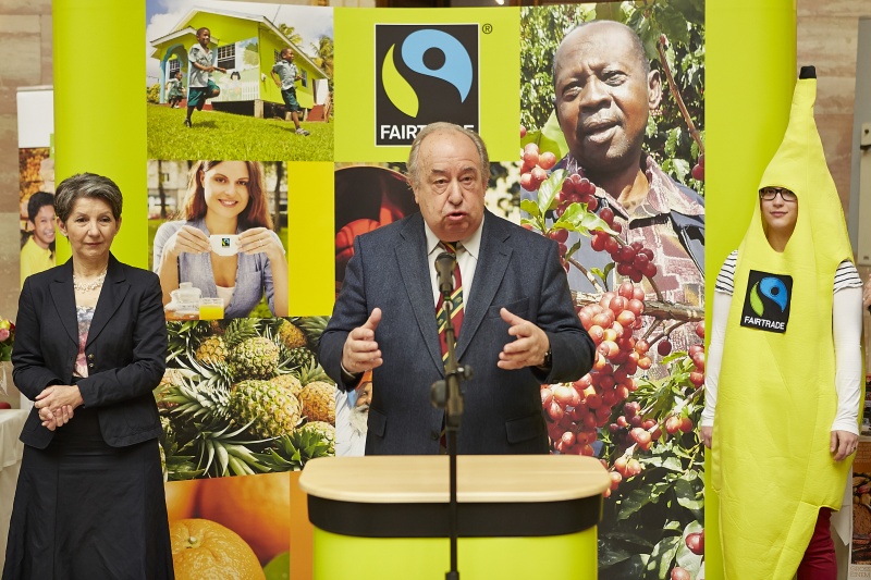 v.li.: Nationalratspräsidentin Barbara Prammer (S), Zweiter Nationalratspräsident Fritz Neugebauer (V) am Rednerpult und Fairtrade-Symbolfigur
