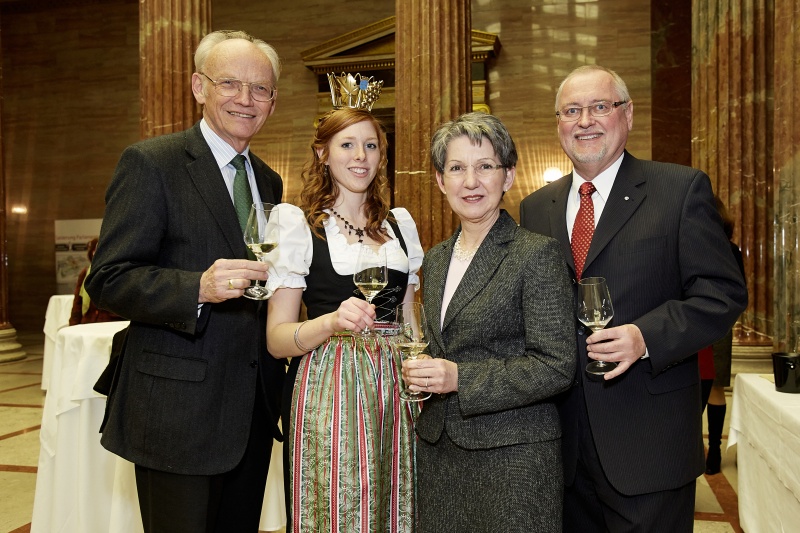 v.li.: Nationalratsabgeordneter und Weinbotschafter Niederösterreichs Günter Stummvoll (V) , Weinprinzessin von Niederösterreich, Nationalratspräsidentin Barbara Prammer (S) und der Präsident des niederösterreichischen Weinbauverbandes Franz Bankknecht