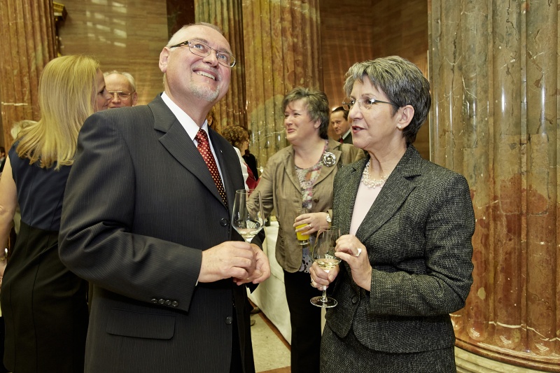 v.li.: Der Präsident des niederösterreichischen Weinbauverbandes Franz Bankknecht und Nationalratspräsidentin Barbara Prammer (S) im Gespräch