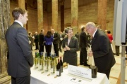 Nationalratspräsidentin Barbara Prammer (S) und der Präsident des niederösterreichischen Weinbauverbandes Franz Bankknecht während der Weinverkostung