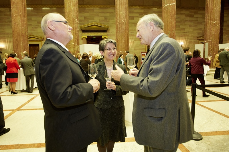 v.li.: Der Präsident des niederösterreichischen Weinbauverbandes Franz Bankknecht, Nationalratspräsidentin Barbara Prammer (S) und Seniorenratspräsident Andreas Khol während der Weinverkostung