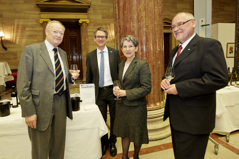 Seniorenratspräsident Andreas Khol, Veranstaltungsteilnehmer, Nationalratspräsidentin Barbara Prammer (S) und der Präsident des niederösterreichischen Weinbauverbandes Franz Bankknecht
