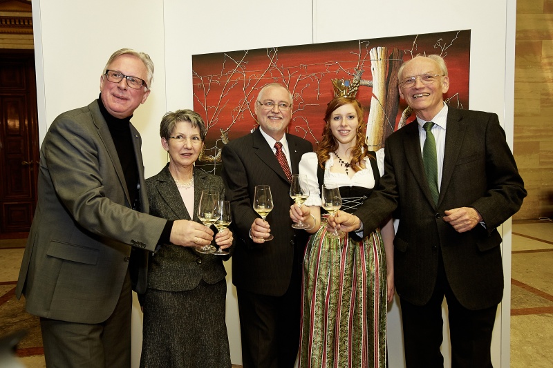 v.li.: Direktor des Landesmuseums Niederösterreich Carl Aigner, Nationalratspräsidentin Barbara Prammer, Präsident des niederoesterreichischen Weinbauverbandes Franz Bankknecht, Weinprinzessin von Niederösterreich und Nationalratsabgeordneter und Weinbotschafter Niederösterreichs Günter Stummvoll