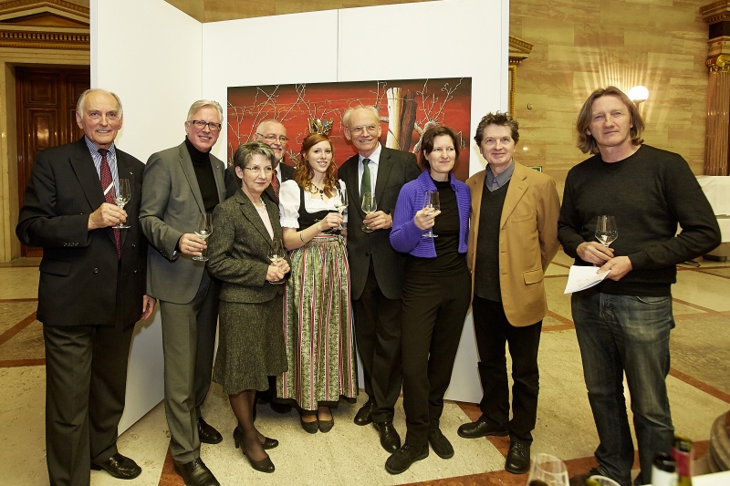 v.li.: Veranstaltungsteilnehmer, Direktor des Landesmuseums Niederösterreich Carl Aigner, Nationalratspräsidentin Barbara Prammer, Präsident des niederoesterreichischen Weinbauverbandes Franz Bankknecht, Weinprinzessin von Niederösterreich, Nationalratsabgeordneter und Weinbotschafter Niederösterreichs Günter Stummvoll und drei KünstlerInnen