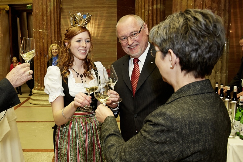 v.li. Weinprinzessin von Niederösterreich, Präsident des niederösterreichischen Weinbauverbandes Franz Bankknecht und Nationalratspräsidentin Barbara Prammer (S) im Gespräch