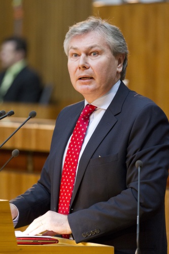 Der Präsident des Burgenländischen Landtages Gerhard Steier am Rednerpult