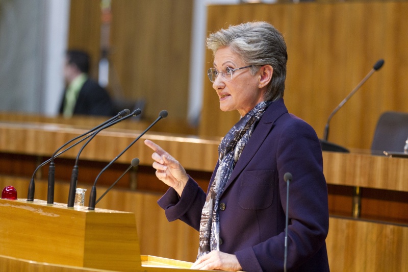 Unterrichtsministerin Claudia Schmied am Rednerpult