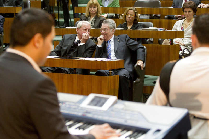 v. li.: Bundeskanzler a.D. Franz Vranitzky und Bundespräsident Heinz Fischer im Gespräch. Musikalische Umrahmung durch das Martin Denic Ensemble