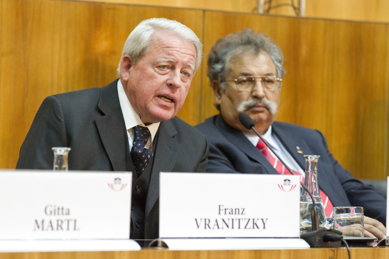 Am Podium v. li.: Bundeskanzler a.D. Franz Vranitzky und der Gründer des Vereins Roma Oberwart Rudolf Sarközi