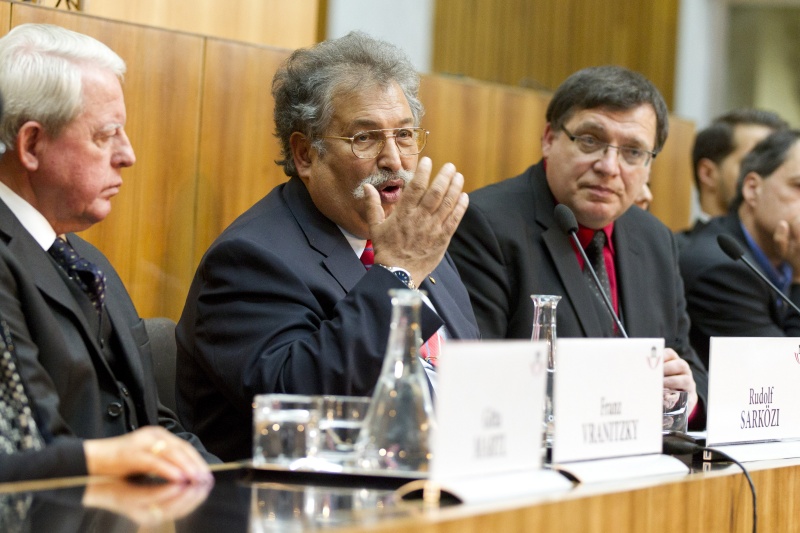 Am Podium v. li.: Bundeskanzler a.D. Franz Vranitzky, der Gründer des Vereins Roma Oberwart Rudolf Sarközi und Historiker Gerhard Baumgartner