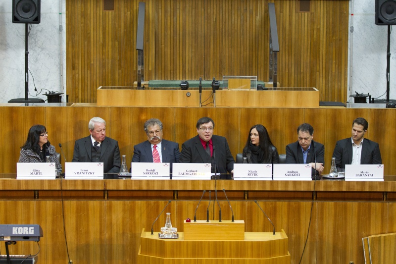 Am Podium v.li.: Gitta Martl, Franz Vranitzky, Rudolf Sarközi, Gerhard Barmgartner, Nicole Sevik, Andreas Sarközi und Maria Baranyai