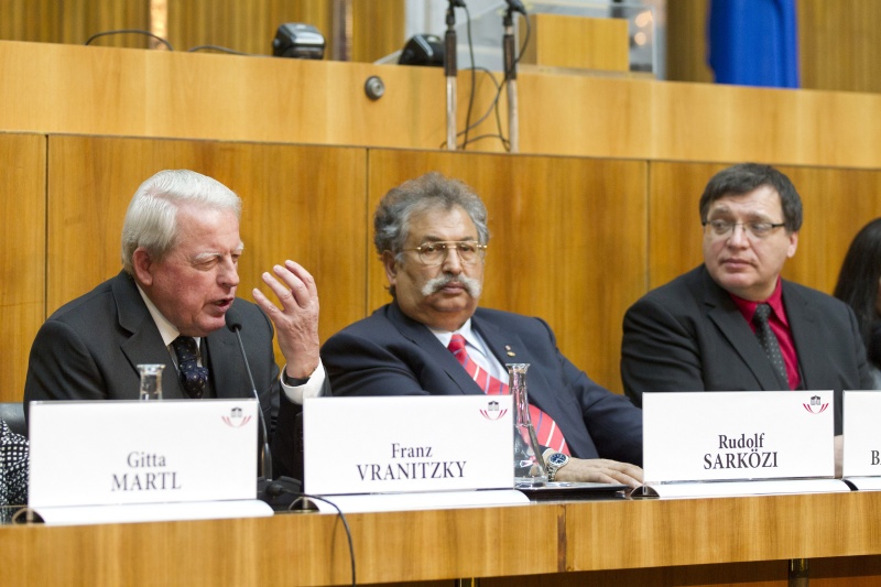 Am Podium v. li.: Bundeskanzler a.D. Franz Vranitzky am Wort, der Gründer des Vereins Roma Oberwart Rudolf Sarközi und Historiker Gerhard Baumgartner