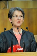 Nationalratspräsidentin Barbara Prammer am Rednerpult bei der Begrüßung der VerantaltungsteilnehmerInnen