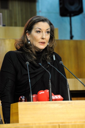 Leiterin der ORF-Minderheitenredaktion Silvana Meixner bei ihrer Ansprache am Rednerpult

