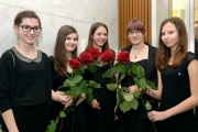 Schülerinnen des Bundesgymnasiums für Slowenen in Klagenfurt /Zbor zvezne gimnazije za Slovence v Celovcu mit Rosen die an VeranstaltungsteilnehmerInnen verteilt werden
