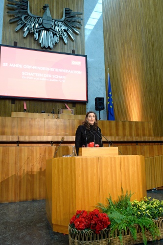 Leiterin der ORF-Minderheitenredaktion Silvana Meixner bei Ihrer Ansprache am Rednerpult
