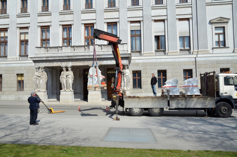 Anlieferung der Greifen