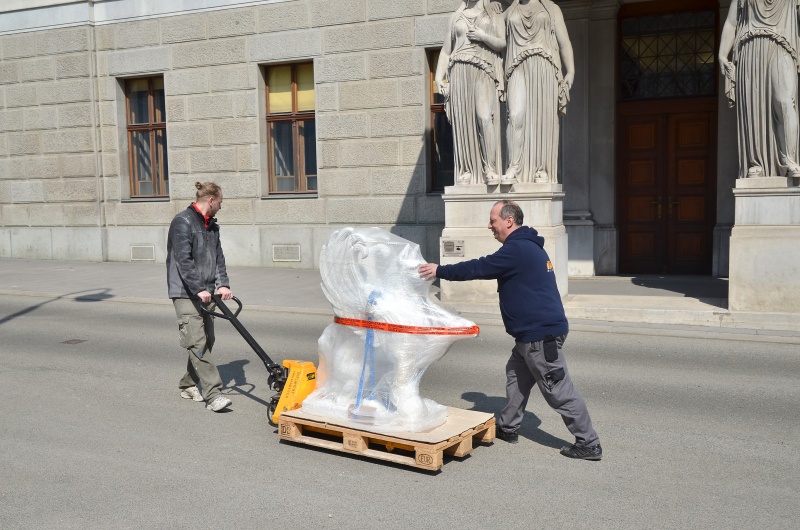 Anlieferung der Greifen