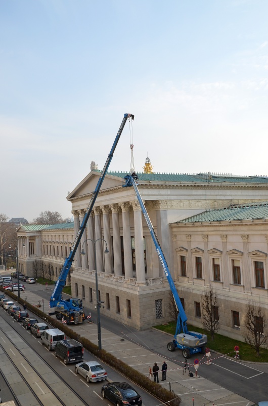 Montage der Greifen am Parlamentsdach