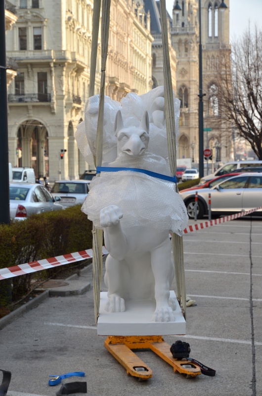 Montage der Greifen am Parlamentsdach