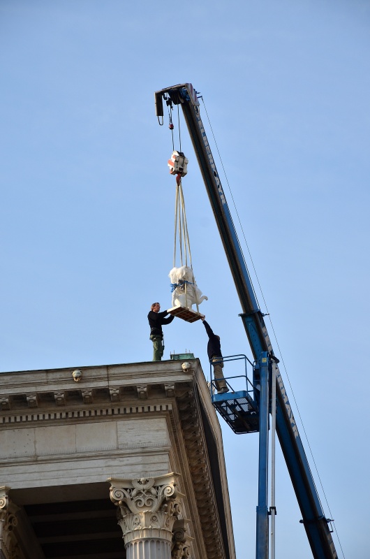 Montage der Greifen am Parlamentsdach