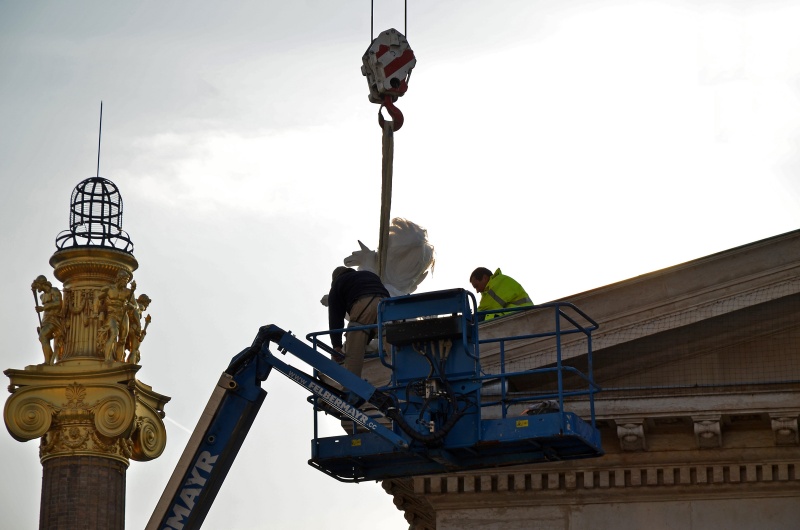 Montage der Greifen am Parlamentsdach