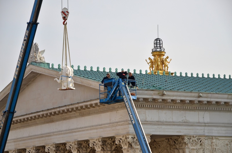Montage der Greifen am Parlamentsdach
