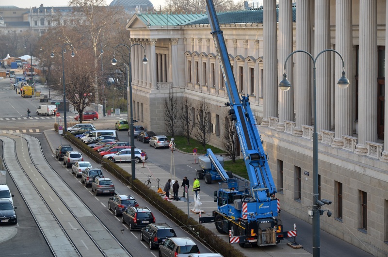 Montage der Greifen am Parlamentsdach