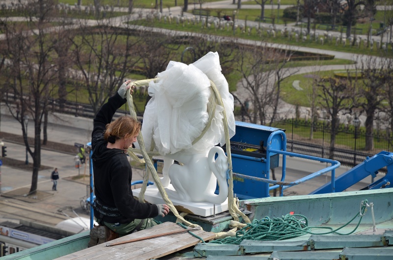 Montage der Greifen am Parlamentsdach