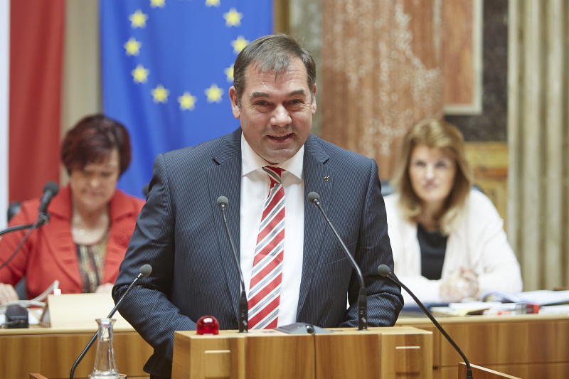 Nationalratsabgeordneter Christoph Hagen (T) am Rednerpult