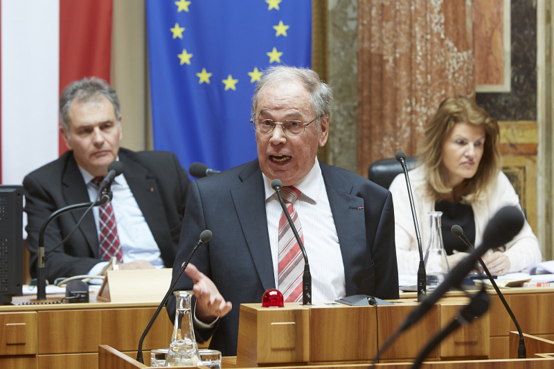 Universität Wien Theo Öhlinger am Rednerpult