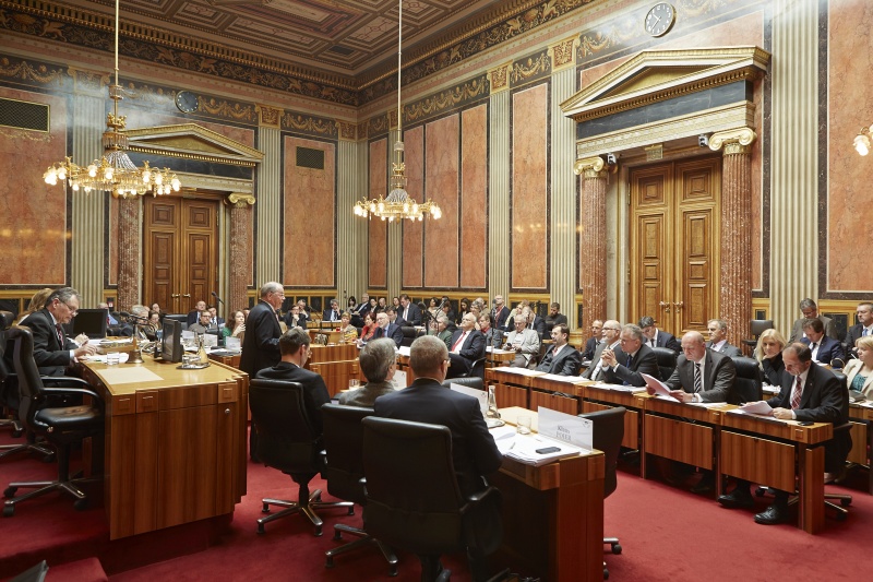 Blick in Richtung VeranstaltungsteilnehmerInnen. Am Rednerpult Universität Wien Theo Öhlinger