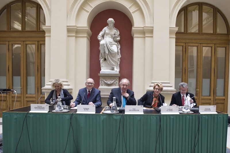 Das Podium v.li.: Kinderhospizbeauftragte Martina Kronberger-Vollnhofer, Ehrenpräsident Katholischer Laienrat Wolfgang Rank, Zweiter Präsident des Nationalrates Fritz Neugebauer, Präsidentin des Dachverbands Hospiz Österreich Waltraud Klasnic und Institutsdirektor Haus der Barmherzigkeit Christoph Gisinger.