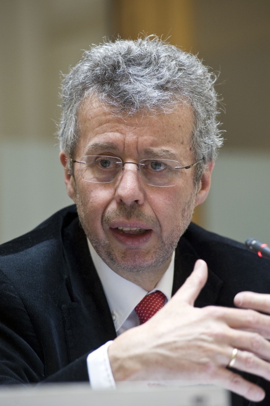 Am Podium Institutsdirektor Haus der Barmherzigkeit Christoph Gisinger.