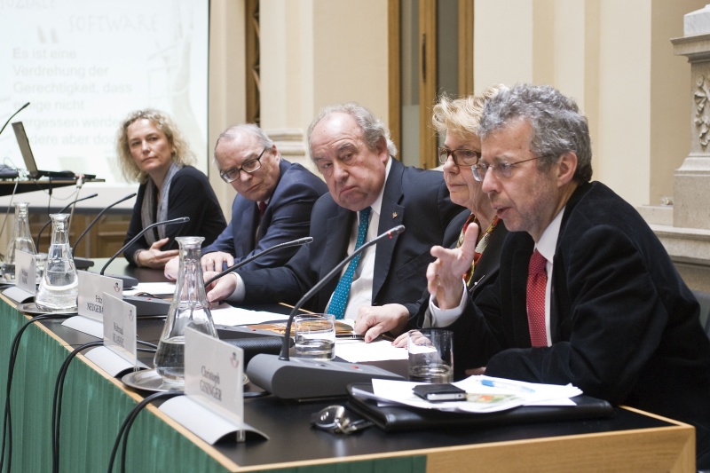Das Podium v.Li.: Kinderhospizbeauftragte Martina Kronberger-Vollnhofer, Ehrenpräsident Katholischer Laienrat Wolfgang Rank, Zweiter Präsident des Nationalrates Fritz Neugebauer, Präsidentin des Dachverbands Hospiz Österreich Waltraud Klasnic und Institutsdirektor Haus der Barmherzigkeit Christoph Gisinger.