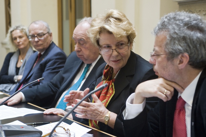 Das Podium v.Li.: Kinderhospizbeauftragte Martina Kronberger-Vollnhofer, Ehrenpräsident Katholischer Laienrat Wolfgang Rank, Zweiter Präsident des Nationalrates Fritz Neugebauer, Präsidentin des Dachverbands Hospiz Österreich Waltraud Klasnic und Institutsdirektor Haus der Barmherzigkeit Christoph Gisinger.