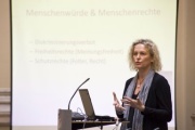 Am Podium Kinderhospizbeauftragte Martina Kronberger-Vollnhofer.