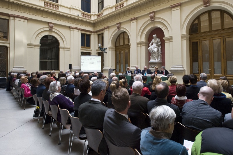 Übersicht Publikum und Podium.