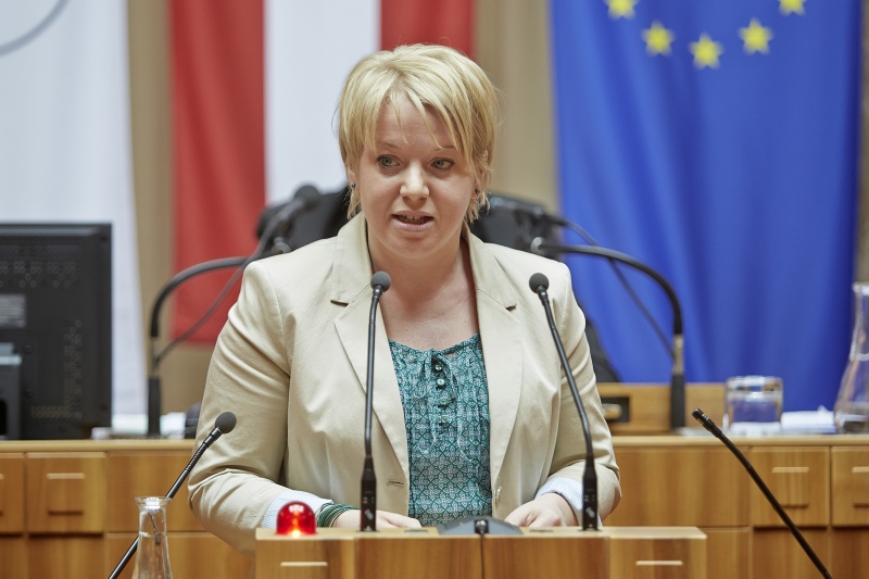 Mitglied des Bundesrates Bettina Rausch (V) am Rednerpult