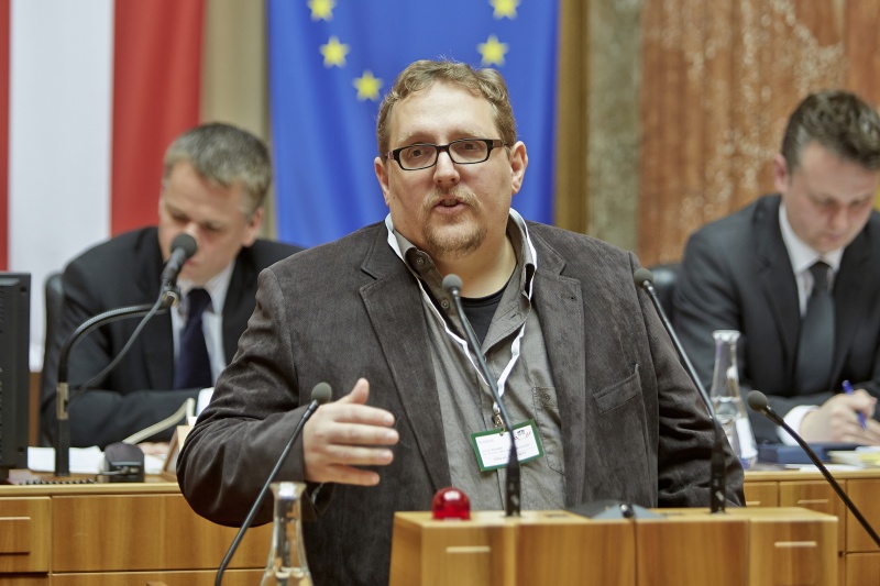 Volksgesetzgegebung jetzt! Gerhard Schuster am Rednerpult