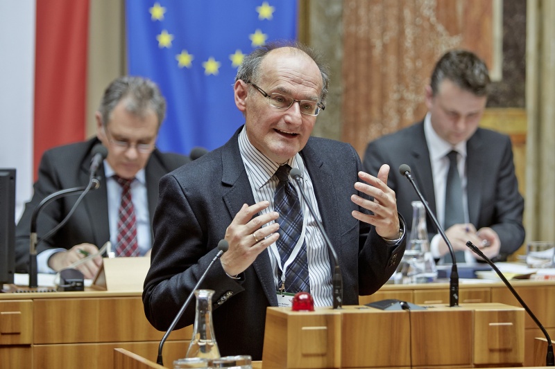 Institut für Föderalismus Peter Bußjäger am Rednerpult