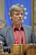 Mitglied des Bundesrates Hans Schweigkofler (S) am Rednerpult