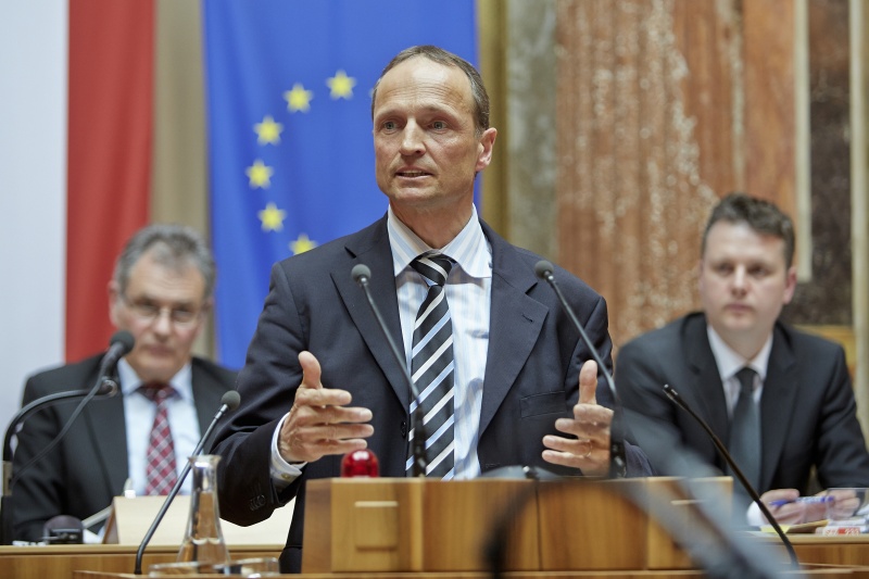 Abgeordneter zum Nationalrat Wolfgang Gerstl (V) am Rednerpult